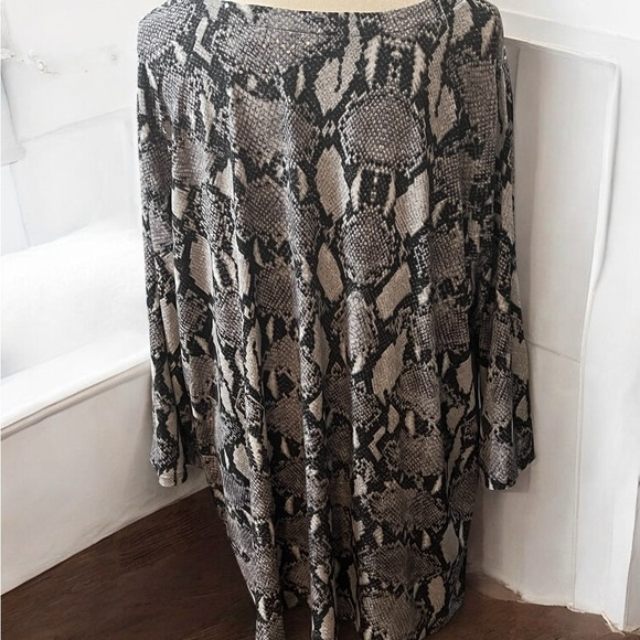 Susan Graver Oversized Black and Gray Tunic Blouse - Picture 4 of 6